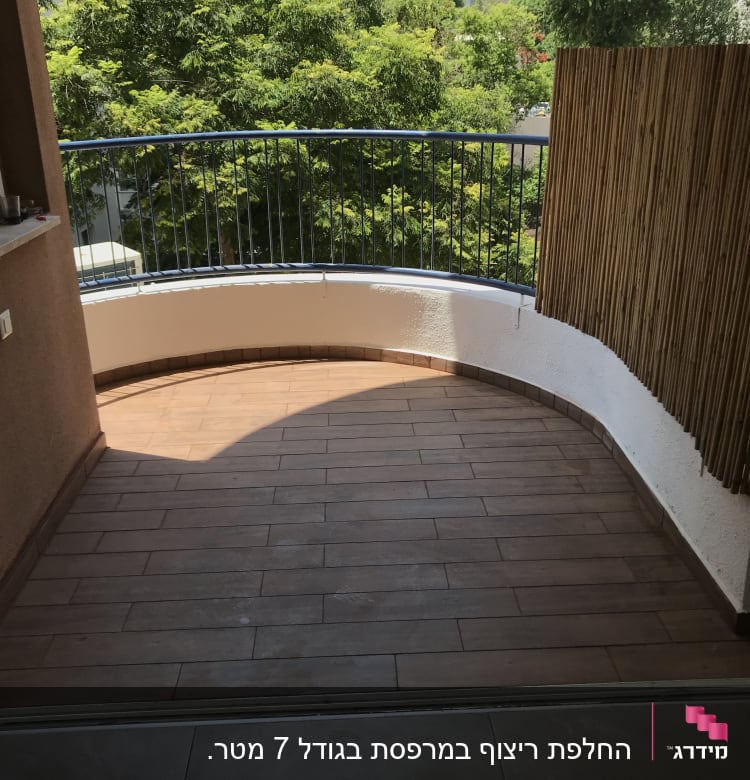 מרפסת עם רצפת עץ חדשה ומעקה מתכת